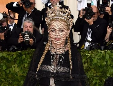 Βίντεο: Η Madonna ξαναχτυπά - Αποκαλύπτει τα οπίσθια της